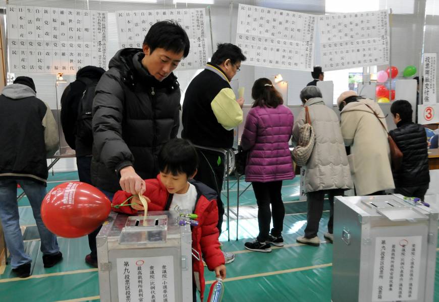 Votantes del distrito de Minato, Tokyo, en las últimas elecciones de la Cámara de Representantes. | Foto: SATOKO KAWASAKI