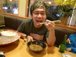 Akira comiendo