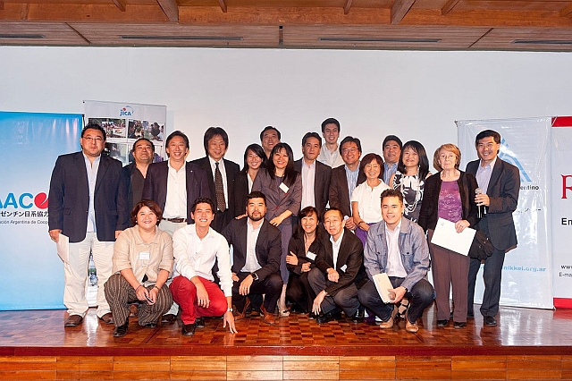 El grupo de exbecarios junto a los miembros de las entidades organizadoras de la charla "Japón te espera"