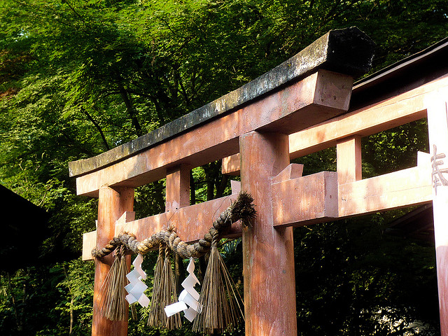 Shimenawa en torii en el Palacio Imperial de Tokyo