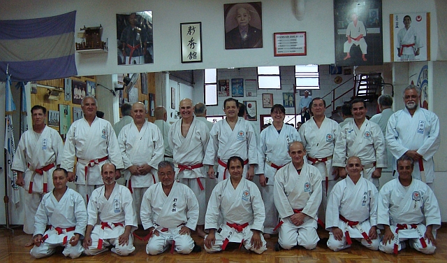 Sensei Miyashiro participando de un encuentro de karate en Córdoba (fila inferior, 3ro. desde la izq.)