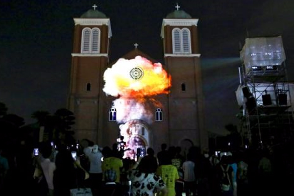 Durante la conmemoración, cinco mil personas se reunieron alrededor de la catedral de Nagasaki, donde se proyectaron diversas imágenes del ataque nuclear y un video que mostró la imborrable imagen del hongo atómico.