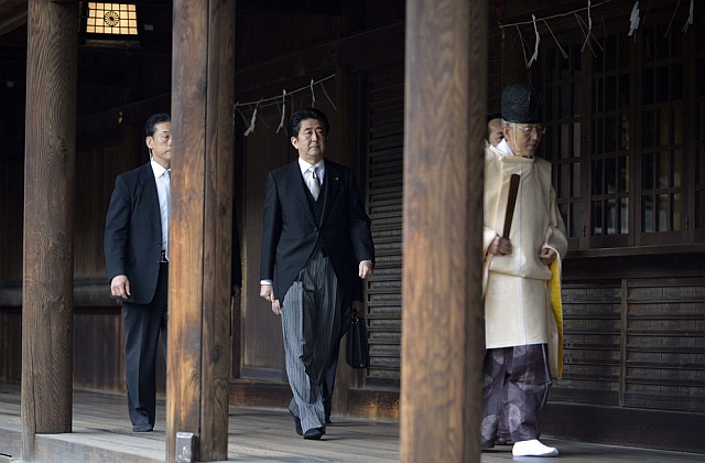 El primer ministro nipón, Shinzo Abe sigue al sacerdote del templo Yasukuni durante su visita en 2013 | EFE