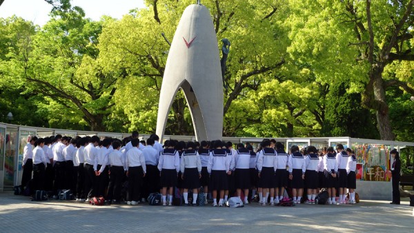 Monumento de la Paz para los niños que murieron en la tragedia. En la foto se ven alumnos de colegio rezando frente al monumento (foto tomada en mayo de 2013)