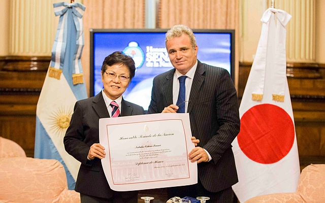 Oshiro Sensei se convirtió en el primer maestro de karate en ser reconocida por el Congreso de la Nación Argentina con el "Diploma de Honor".