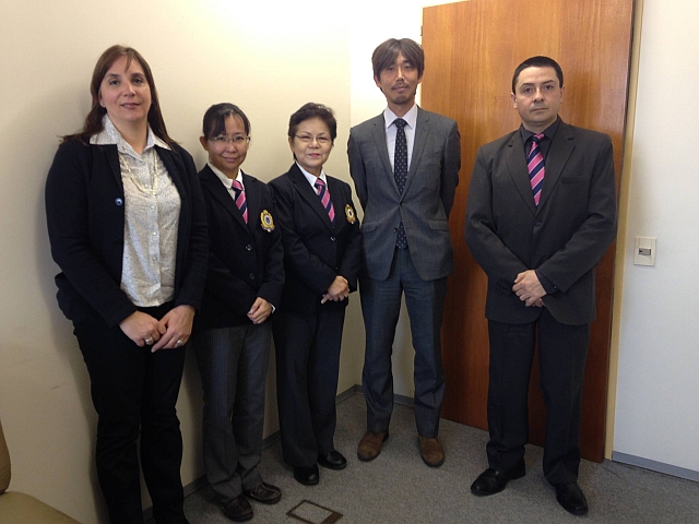 El director del Centro Cultural e Informativo, Sr. Kasahara recibió a Oshiro Sensei en la Embajada  quien fue acompañada por Miho Arakaki y Karina Constantino.