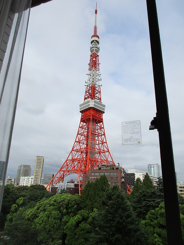 Las hermosas vistas que disfrutamos en esos días.  Una, el Tokyo Tower desde la ventana de mi habitación.