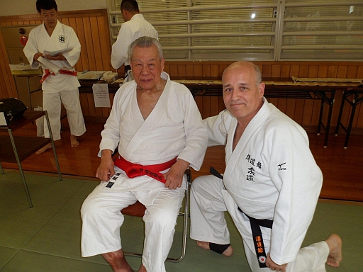 Aquí con el primer campeón del mundo de judo y hoy su máxima autoridad, Toshiro Daigo. 