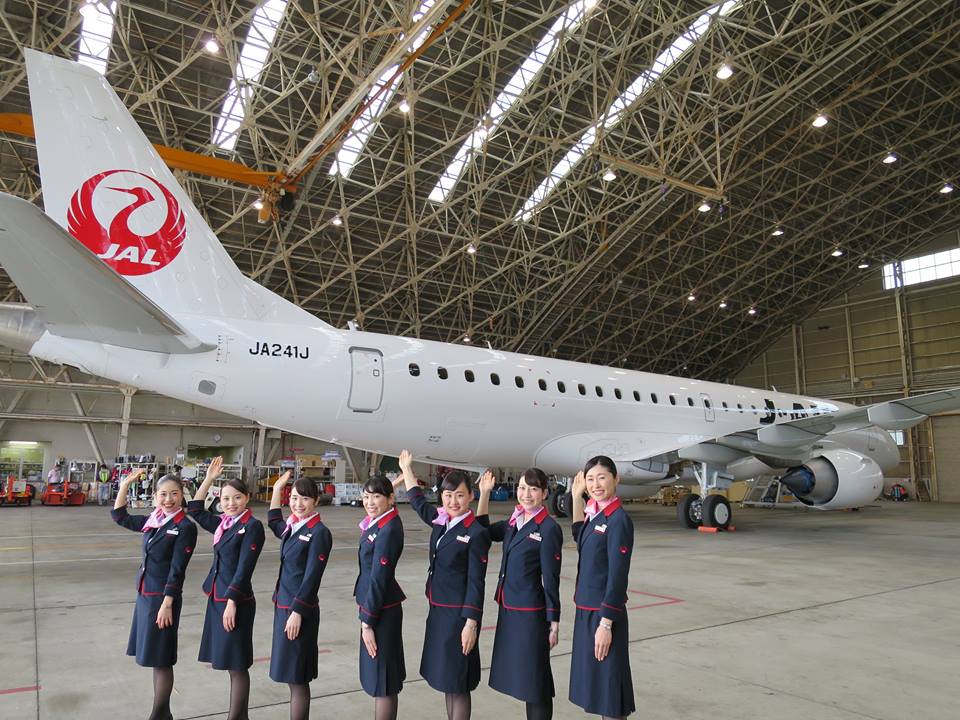 Azafatas presentando el nuevo modelo. Foto de la página de Facebook de Japan Airlines.