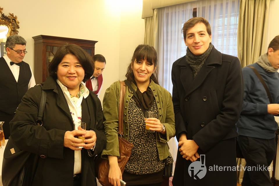 Ana Serei y María Laura Martelli (Alternativa Nikkei) con Agustín Suárez. Foto: Mario Nakazato (Alternativa Nikkei)