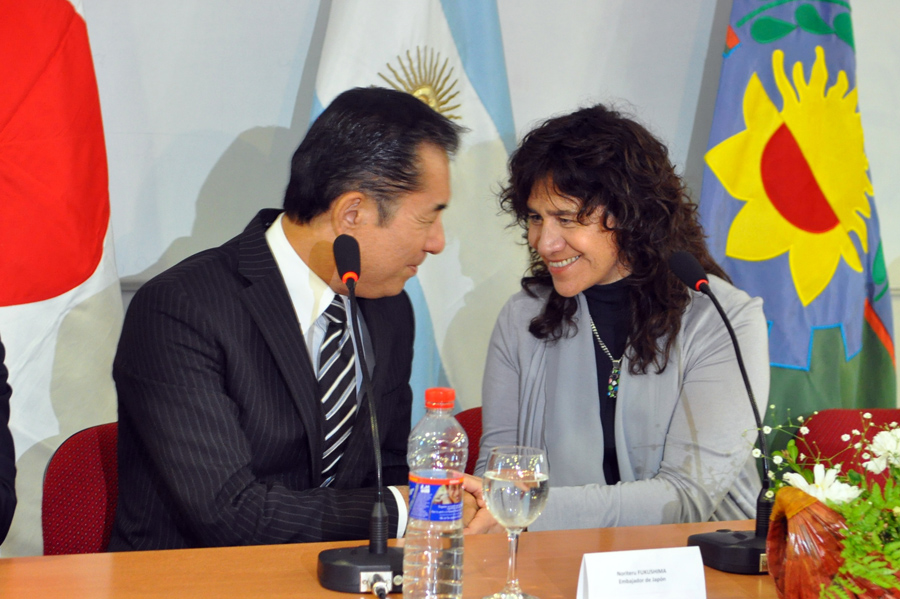 El Embajador del Japón en Argentina, Dn Noriteru Fukushima y la Sra. Ministra de Salud, Zulma Ortiz. Foto gentileza de la Embajada del Japón en la Argentina.