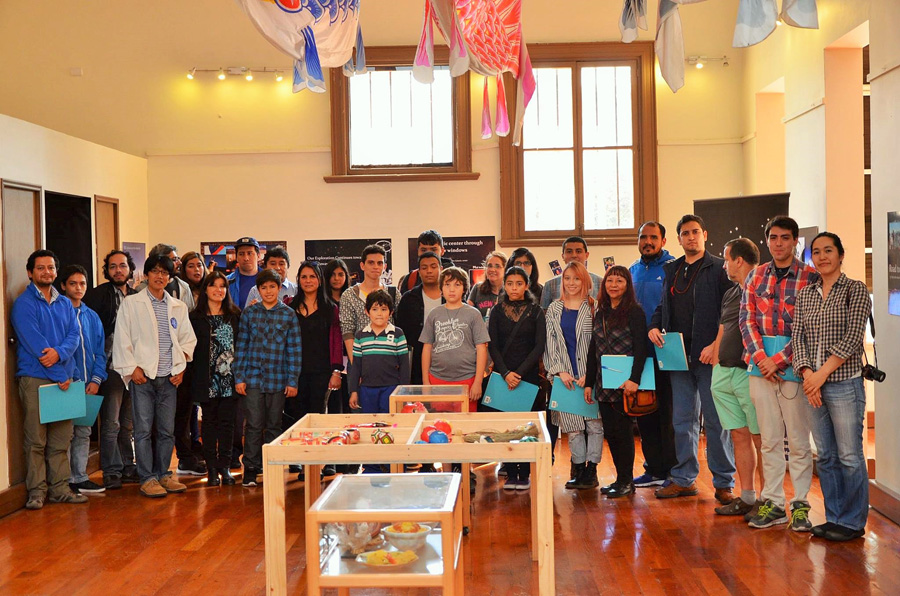 Alumnos universitarios y de idioma japonés en conjunto al grupo colaborador "TAO". Gentileza del Departamento de Comunicaciones de la Universidad de Antofagasta (UA).