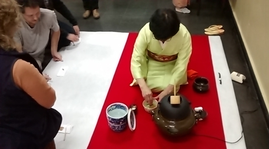 Kayoko-san preparando el primer té.