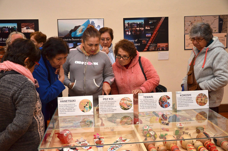 Grupo femenino de adultos mayores "Renacer" observando la exhibición de objetos de origen nipón. Foto gentileza de Mario Guardia-Hino Galleguillos