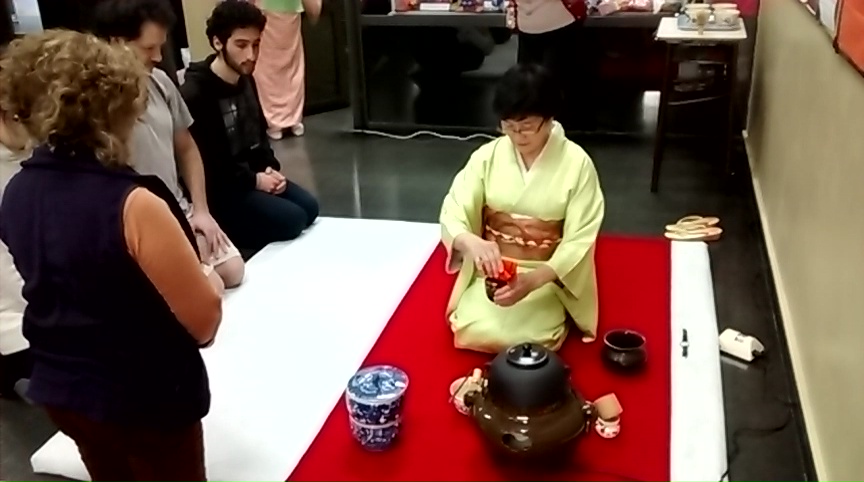 Kayoko-san limpiando los elementos que se utilizarán durante la ceremonia del té.