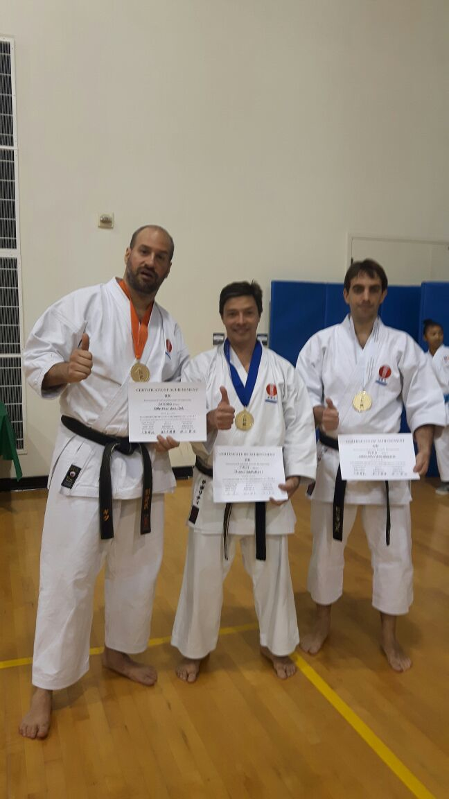 Medallas y diplomas para los tres argentinos en el torneo de karate por estilos.