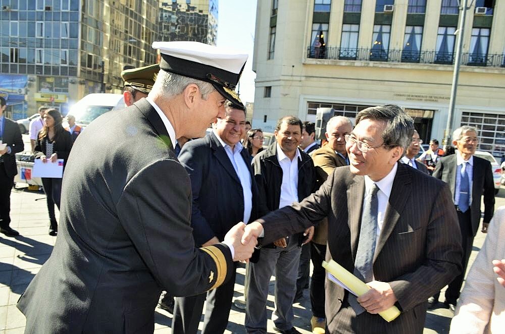 Contraalmirante; Patricio Carrasco y El Embajador de Japón en Chile; Naoto Nikai (PH: Mario Guardia-Hino G).