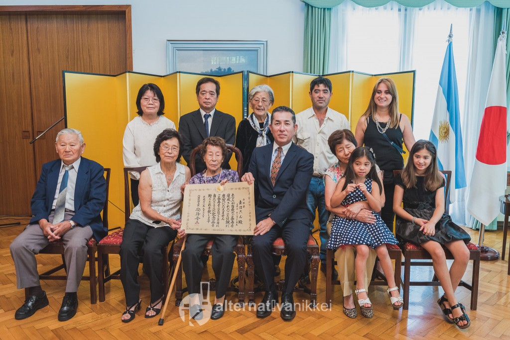 El Embajador del Japón en la Argentina, Dn. Noriteru Fukushima y la Sra. Tsumanuma Kon junto a la familia.