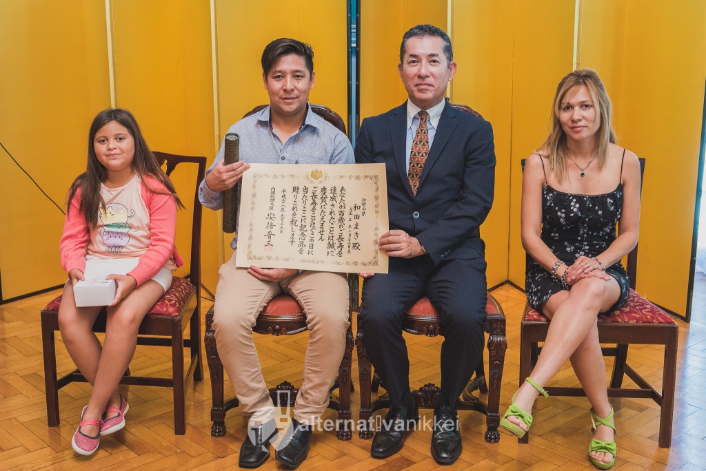 El Embajador del Japón en la Argentina, Dn. Noriteru Fukushima junto al representante de la Sra. Wada Maki y su familia.