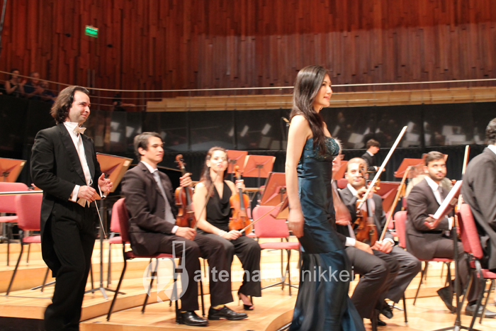La soprano japonesa, Ayako Tanaka, sube al escenario acompañada de Pablo Boggiano, director invitado. Foto: Romina Giménez/ Alternativa Nikkei