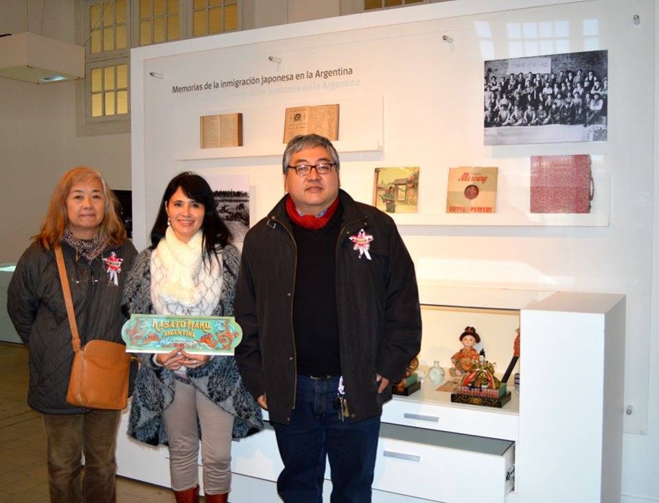 Celia de la Fuente (medio) junto a María Toda y Roberto Yamakata en el Museo de la Inmigración. Los tres forman parte del grupo de descendientes de japoneses que viajaron en el Kasato Maru, llevando a cabo su investigación al respecto. Foto gentileza Celia de la Fuente.