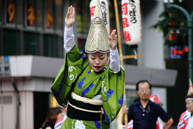 Vestimenta tradicional de las bailarinas - Foto de: MIKI Yoshihito