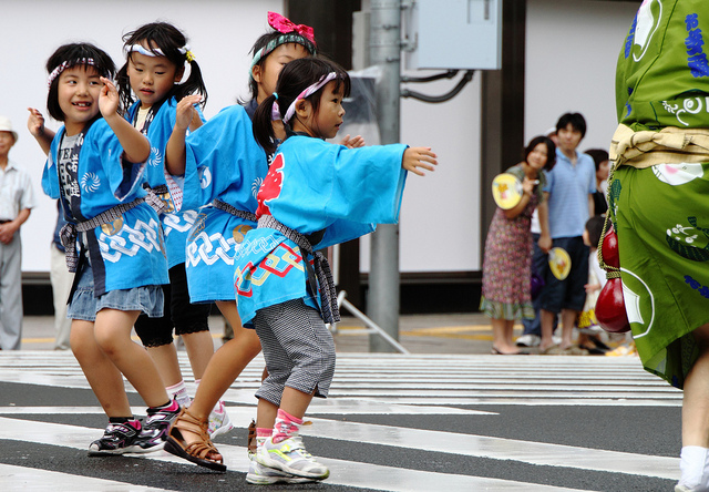Niños participando en el festival - Foto de: MIKI Yoshihito