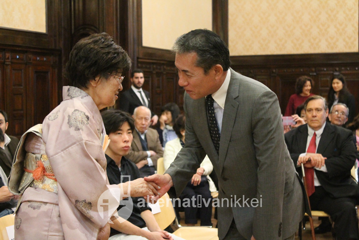 Condecoración a la sensei Emiko Arimidzu por su contribución como maestra de ceremonia de té. El Embajador del Japón en la Argentina felicita a Arimidzu sensei. Foto: Romina Giménez/Alternativa Nikkei