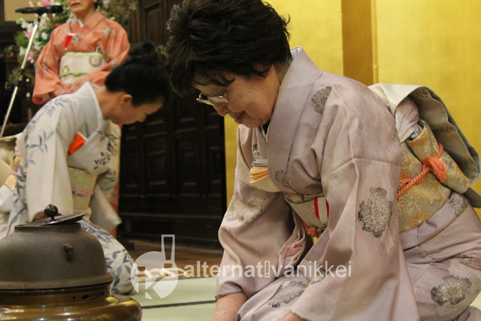 Condecoración a la sensei Emiko Arimidzu por su contribución como maestra de ceremonia de té. Foto: Romina Giménez/Alternativa Nikkei