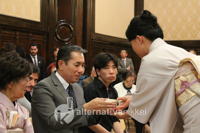 El Sr. Embajador del Japón toma el té preparado por la agrupación Urasenke. Foto: Romina Giménez/Alternativa Nikkei