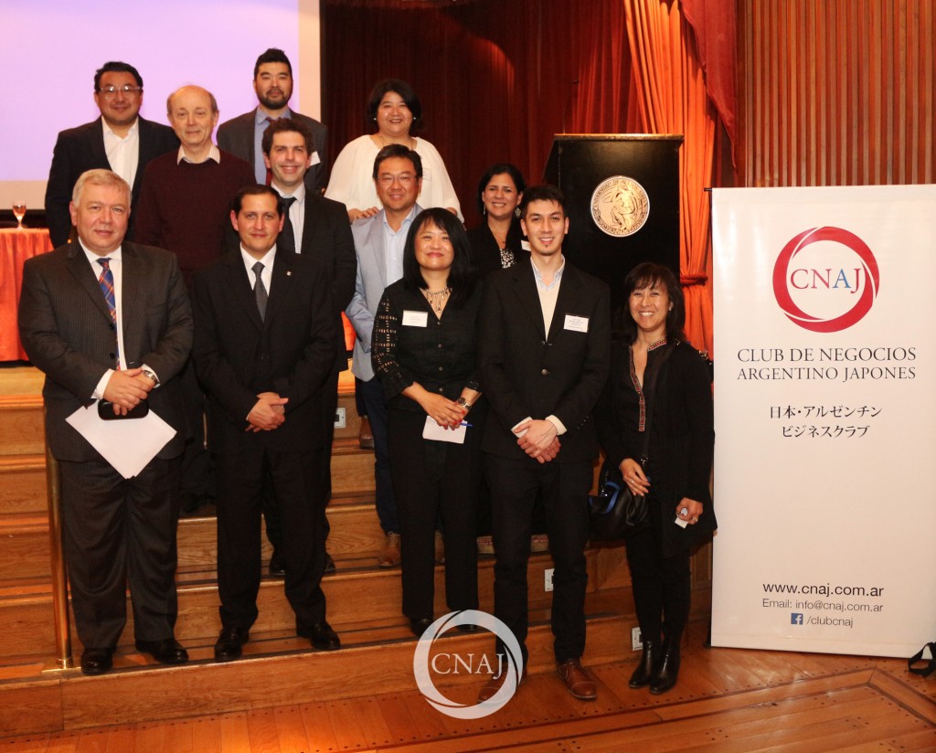 Disertantes y miembros del Club de Negocios Argentino Japonés (CNAJ). Foto: Mario Nakazato 