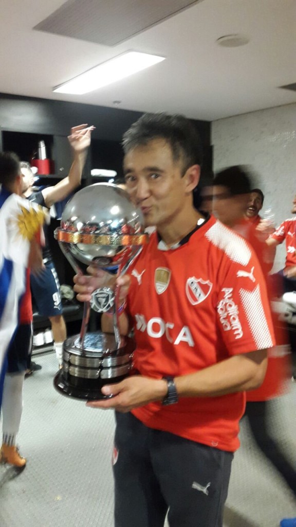 Sergio "Chipi" Hanashiro con la Copa Sudamerica. Agradecimientos a Sergio por la foto.