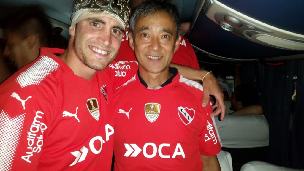 Sergio Hanashiro, el kinesiólogo nikkei de Independiente, que salió campeón. Agradecimientos a Sergio por la foto. Agradecimientos a Sergio por la foto.