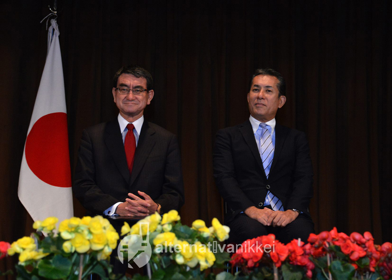 Tarō Kōno, Ministro de Relaciones y Asuntos Exteriores del Japón, junto al Embajador del Japón en la Argentina, Dn. Noriteru Fukushima.