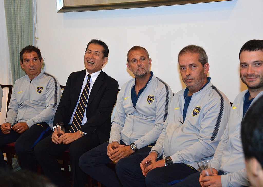 El Club Atlético Boca Juniors fue invitado a la Residencia del Embajador del Japón en la Argentina, Dn. Noriteru Fukushima, tras su participación en el torneo sub-14 de Tokio. Foto: Adrián Higa