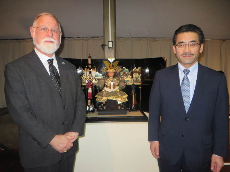 Sr. Alberto Manguel, Director de la BIBLIOTECA NACIONAL y el Ministro Consejero de la Embajada, Sr. Satoshi Hishiyama. Foto: Tomoko Aikawa.
