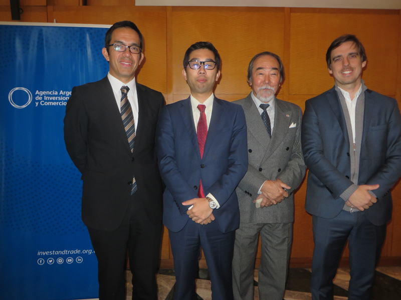 (Izq. a Der.) Sr. Toshio Kii (Director de JETRO de Buenos Aires); Sr. Uechi (FOODEX JAPAN); Sr. Kato (AICHI URUGUAY); Juan Pablo Campetella, (Director de Comercio Internacional AAIC). Foto: Tomoko Aikawa.