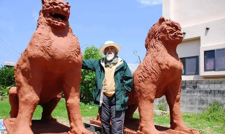 11-Minoru Kinjo con los dos Shisha