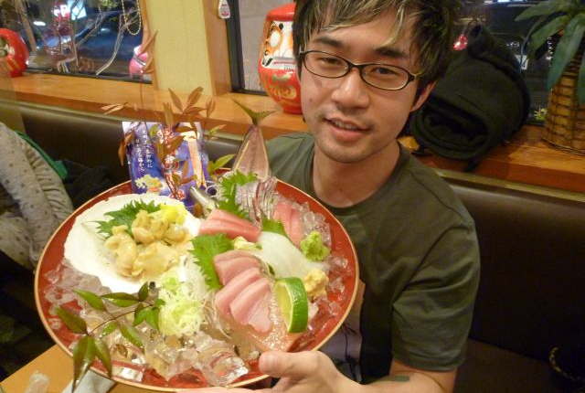 Akira y plato de sushi