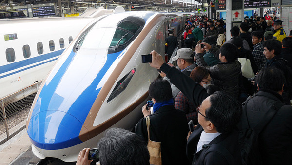 Hokuriku Shinkansen partida de Marunouchi