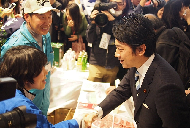 Shinjirō Koizumi: la nueva cara de la política shinjiro koizumi at public market 640x480