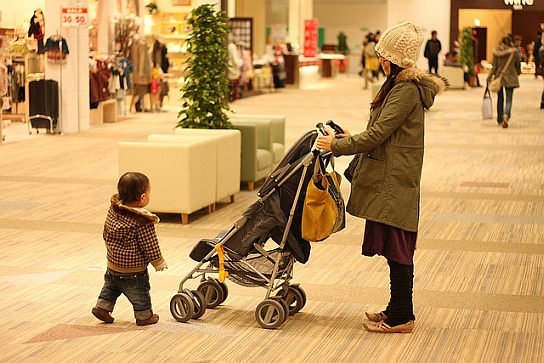 Mayor protección e incentivo para las madres trabajadoras Madre e hijo en shopping mall (S)