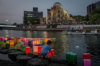 Hiroshima linternas en el río halfsize
