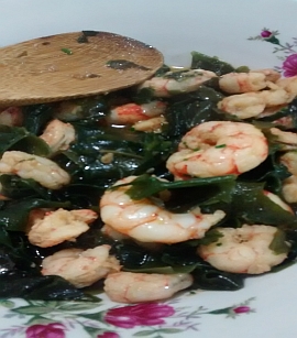 Salteado de langostinos con wakame Salteado de langostinos con wakame