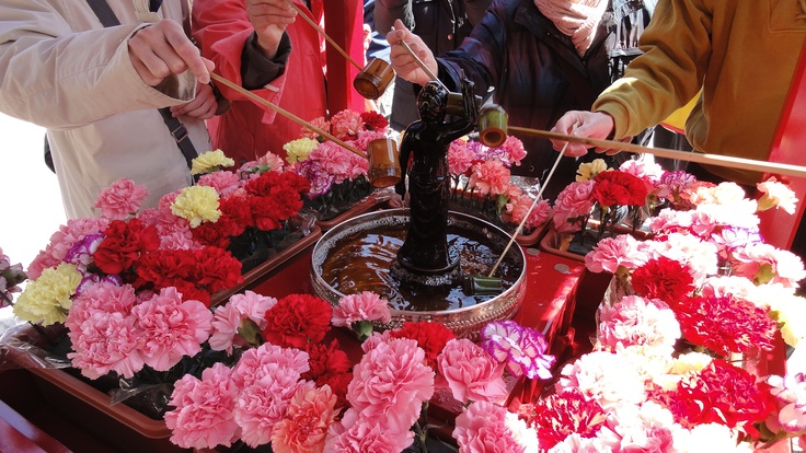 ritual bañan estatuilla de buda bebe