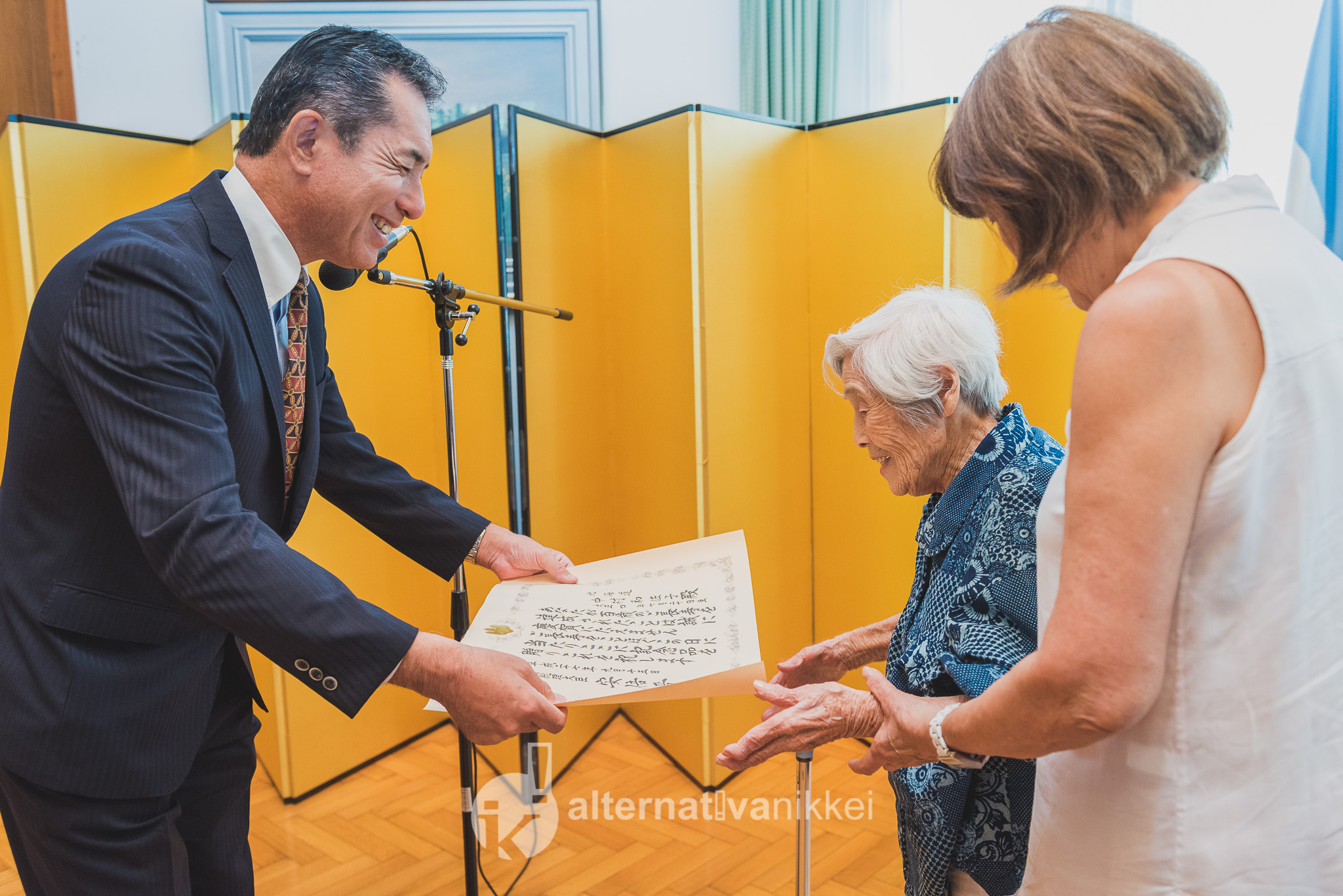 Ceremonia de entrega del "Diploma de los 100 años"