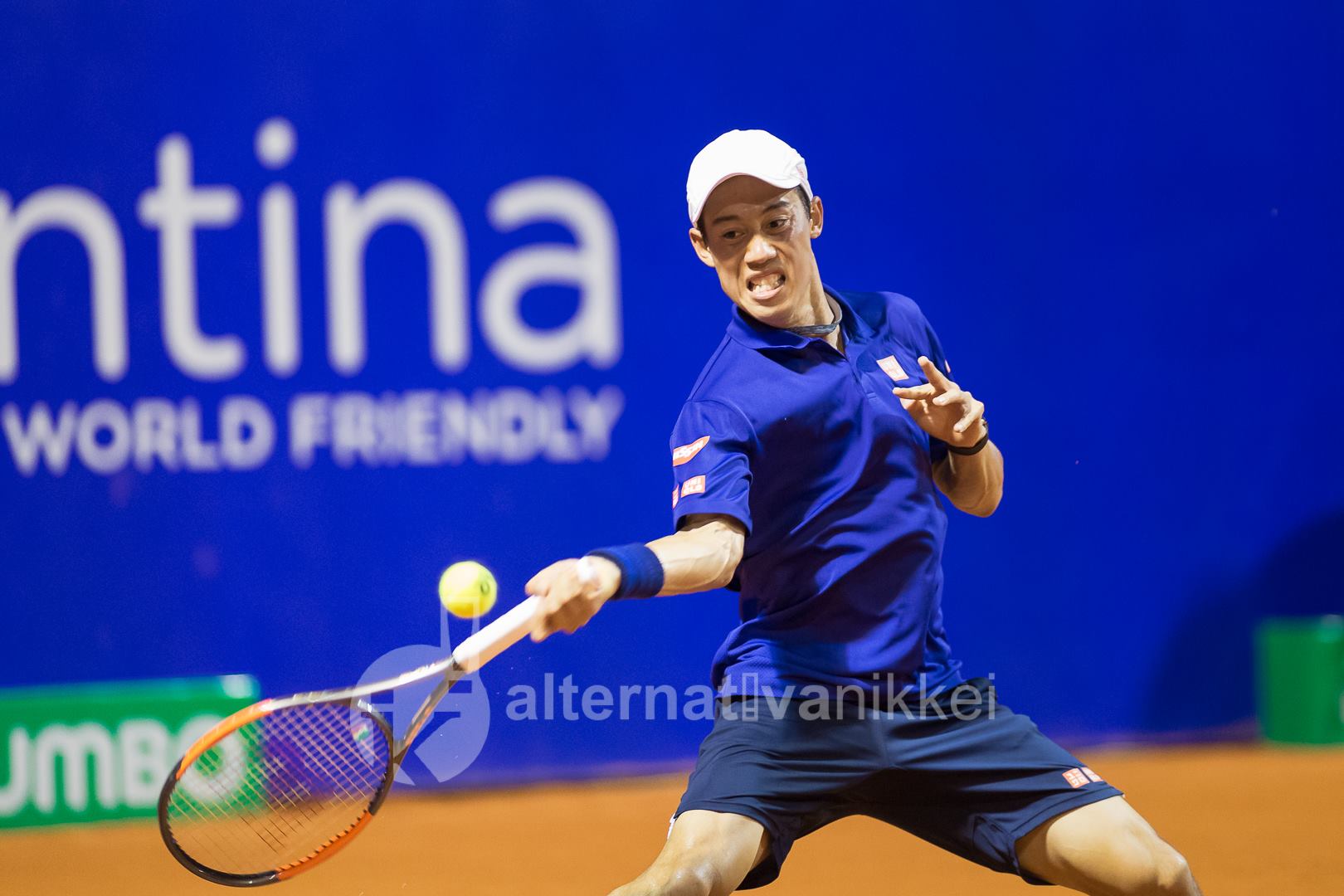 Kei Nishikori disputa una pelota en el partido frente a Diego Schwartzman / Foto: Jason Kung