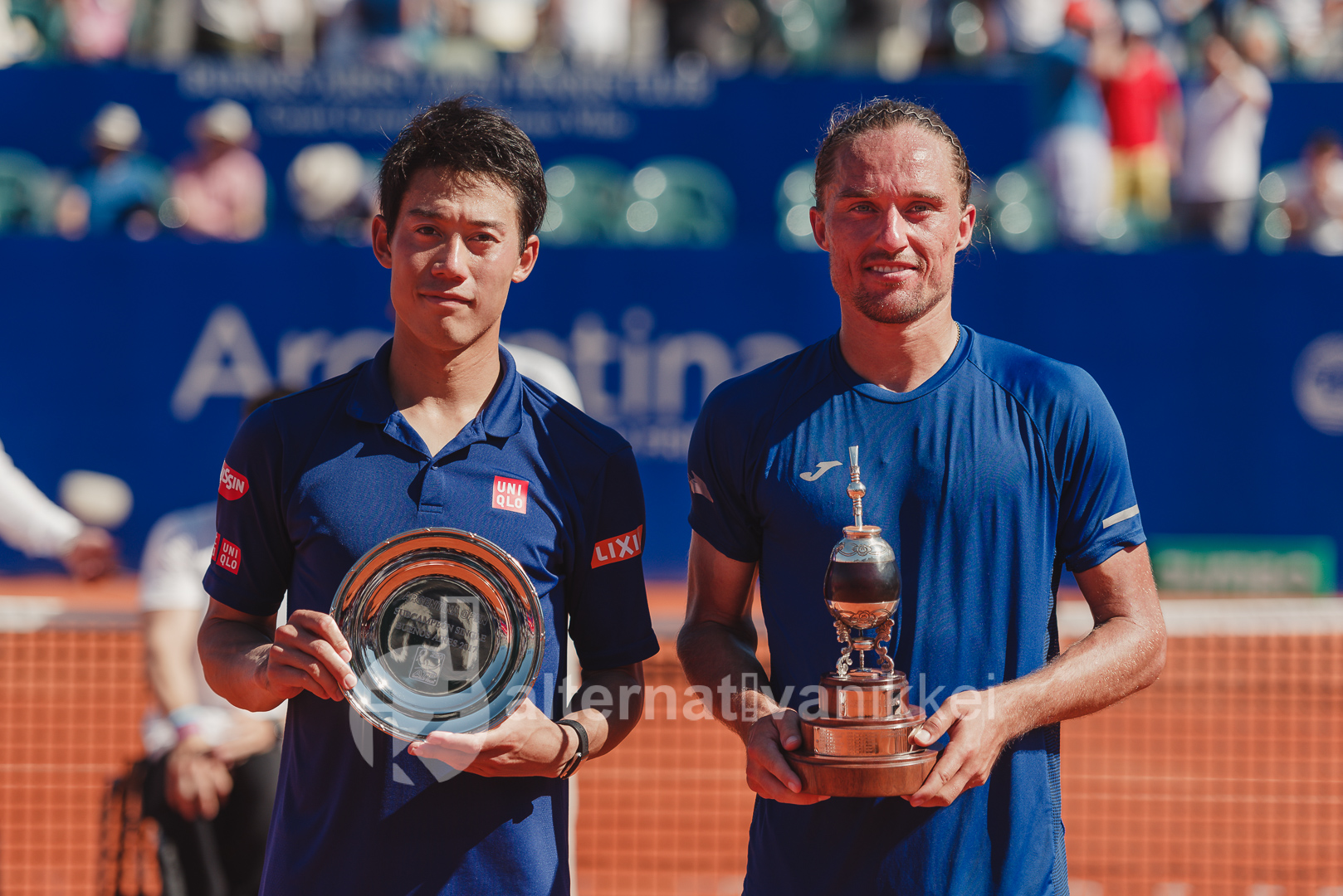 Nishikori con el trofeo de subcampeón y Dolgopolov con la copa de campeón / Foto: Jason Kung
