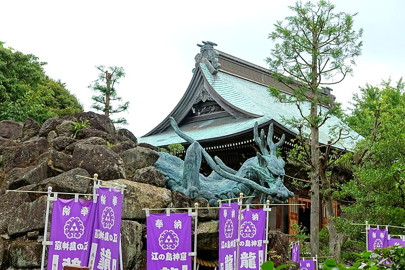 800px-Wadatsumi-no-miya,_Okutsunomiya_-_Enoshima,_Japan_-_DSC07875