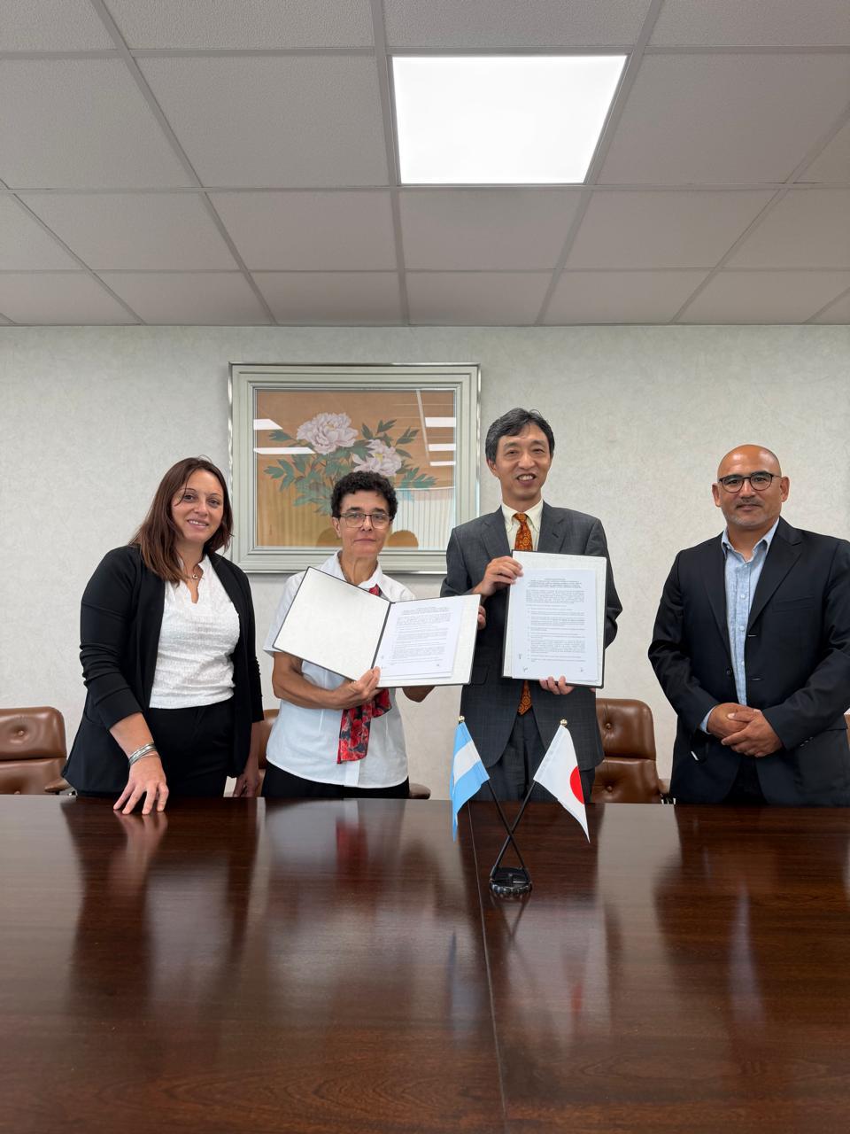 Japón dona camas ortopédicas al Hospital Regional de General Alvear (Mendoza) Firma de Donación Hospital Regional “Enfermeros Argentinos” de Mendoza.jpeg